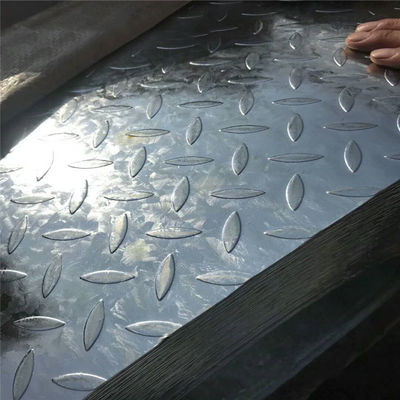 Trattamento della superficie galvanizzata Piastra di acciaio al carbonio a quadri A36 Larghezza 1500 mm e spessore 2-8 mm per tetti metallici